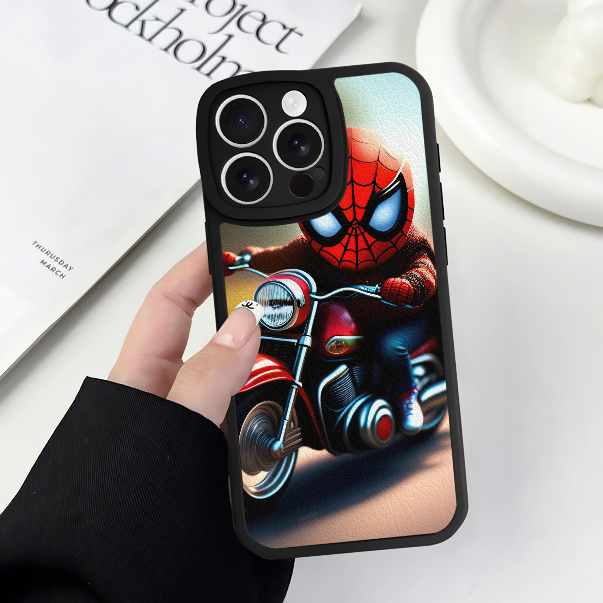 （画像用） Spider Man スパイダーマン 【iPhone 16シリーズ対応】シリコンスマホケース（レザー調） 材質：シリコン